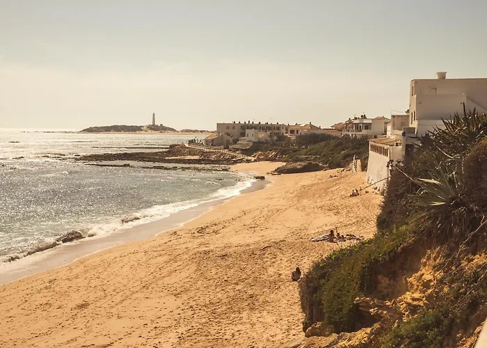 Apartamento renovado con piscina, garaje y vistas, frente a la playa de los Caños de Meca.